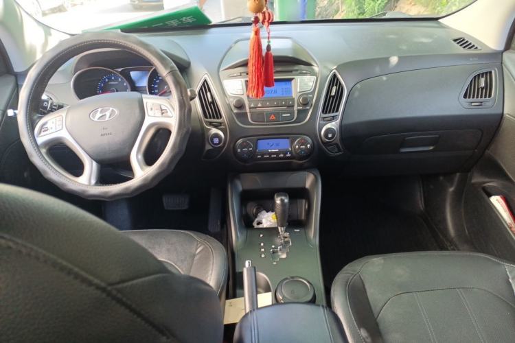 Used Hyundai ix35 2013 2.0L Automatic Two-Wheel Drive Smart GLS China IV Standard Center Console