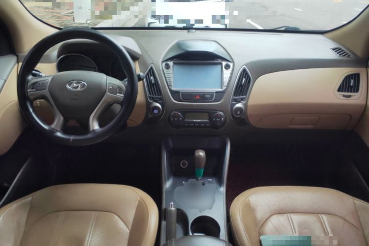 Used Hyundai ix35 2013 2.0L Automatic Two-Wheel Drive Smart GLS China IV Standard Center Console