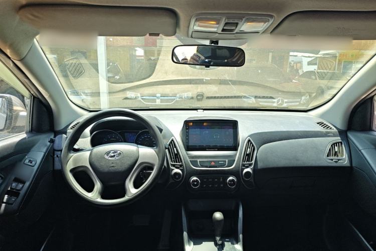 Used Hyundai ix35 2013 2.0L Automatic 2WD Comfort GL China IV Standard Center Console