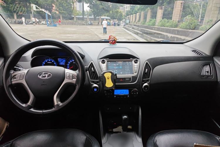 Used Hyundai ix35 2013 2.0L Automatic Two-Wheel Drive Smart GLS China IV Standard Center Console