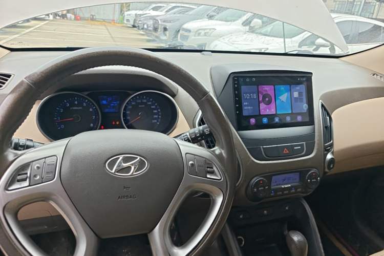 Used Hyundai ix35 2013 2.0L Automatic Two-Wheel Drive Smart GLS China IV Standard Center Console