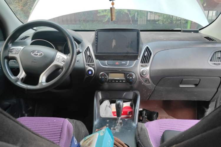 Used Hyundai ix35 2013 2.0L Automatic Two-Wheel Drive Smart GLS China IV Standard Center Console