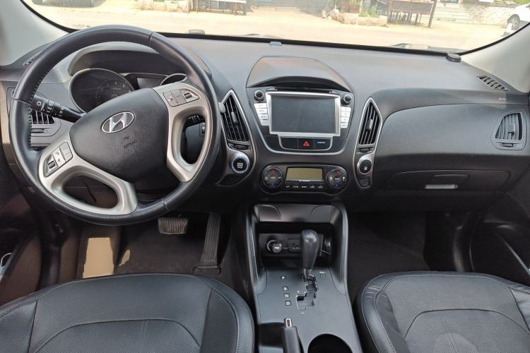 Used Hyundai ix35 2013 2.0L Automatic Two-Wheel Drive Smart GLS China IV Standard Center Console