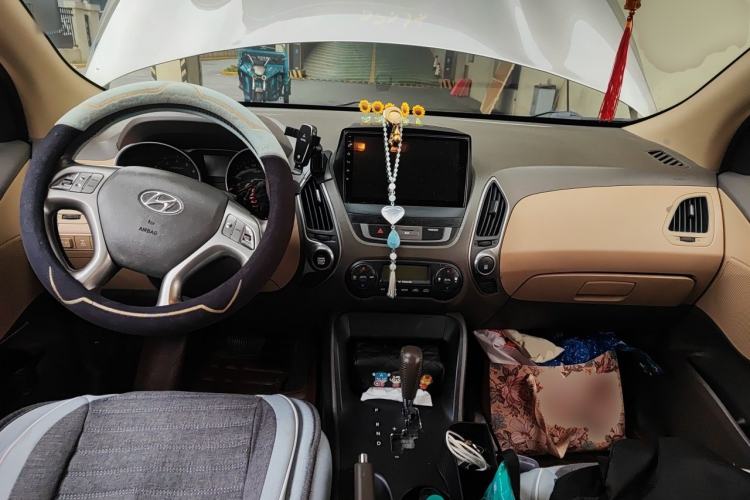 Used Hyundai ix35 2013 2.0L Automatic 4x4 Intelligent GLS China IV Standard Center Console
