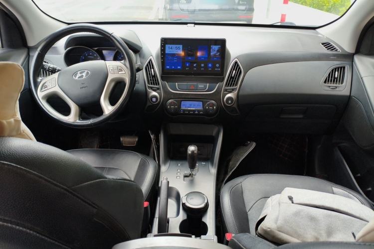 Used Hyundai ix35 2013 2.0L Automatic Two-Wheel Drive Smart GLS China IV Standard Center Console