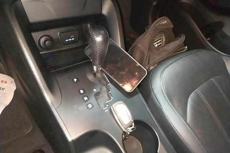 Used Hyundai ix35 2013 2.0L Automatic Two-Wheel Drive Smart GLS China IV Standard Gear Lever