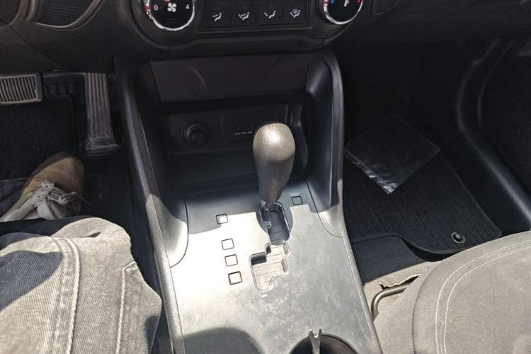 Used Hyundai ix35 2013 2.0L Automatic 2WD Comfort GL China IV Standard Gear Lever