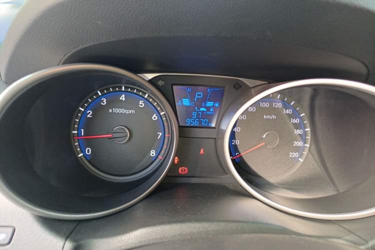 Used Hyundai ix35 2013 2.0L Automatic Two-Wheel Drive Smart GLS China IV Standard Odometer Close Up
