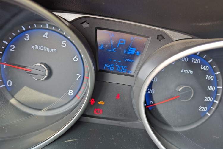 Used Hyundai ix35 2013 2.0L Automatic Two-Wheel Drive Smart GLS China IV Standard Odometer Close Up