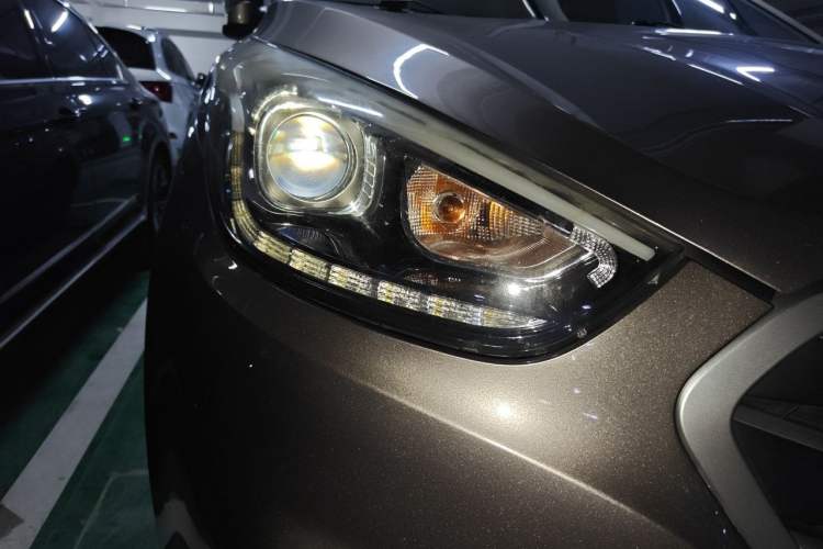 Used Hyundai ix35 2013 2.0L Automatic Two-Wheel Drive Smart GLS China IV Standard Right Front Headlight