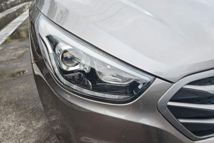 Used Hyundai ix35 2013 2.0L Automatic Two-Wheel Drive Smart GLS China IV Standard Right Front Headlight