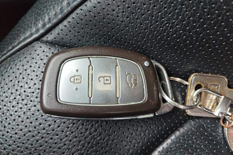 Used Hyundai ix35 2013 2.0L Automatic Two-Wheel Drive Smart GLS China IV Standard Vehicle Key
