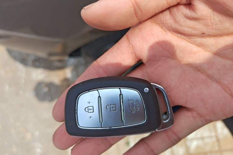 Used Hyundai ix35 2013 2.0L Automatic Two-Wheel Drive Smart GLS China IV Standard Vehicle Key