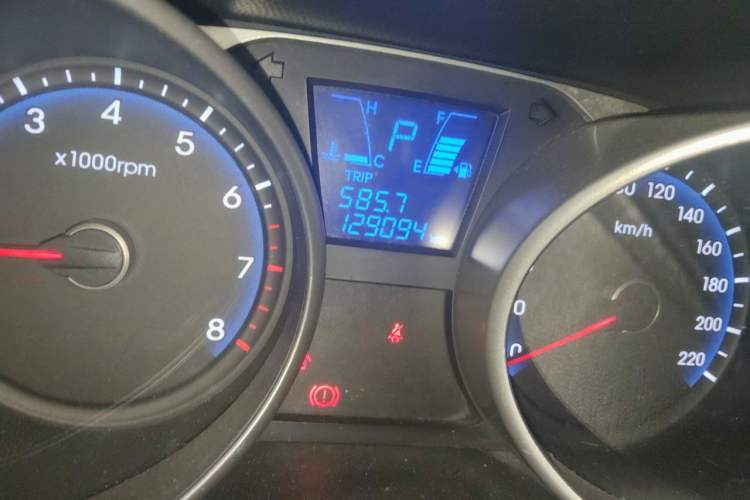 Used Hyundai ix35 2013 2.0L Automatic Two-Wheel Drive Smart GLS China V Standard Odometer Close Up