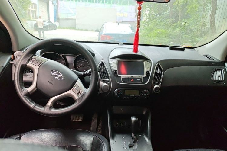 Used Hyundai ix35 2013 2.0L Automatic Two-Wheel Drive Smart GLS China IV Standard Center Console