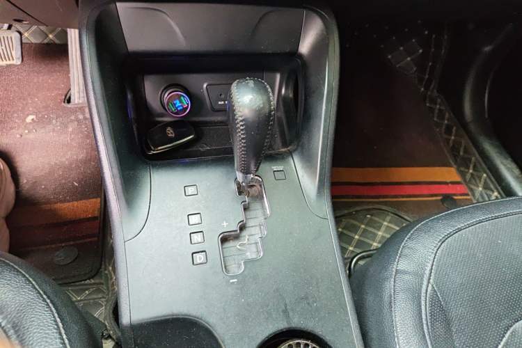 Used Hyundai ix35 2013 2.0L Automatic Two-Wheel Drive Smart GLS China IV Standard Gear Lever