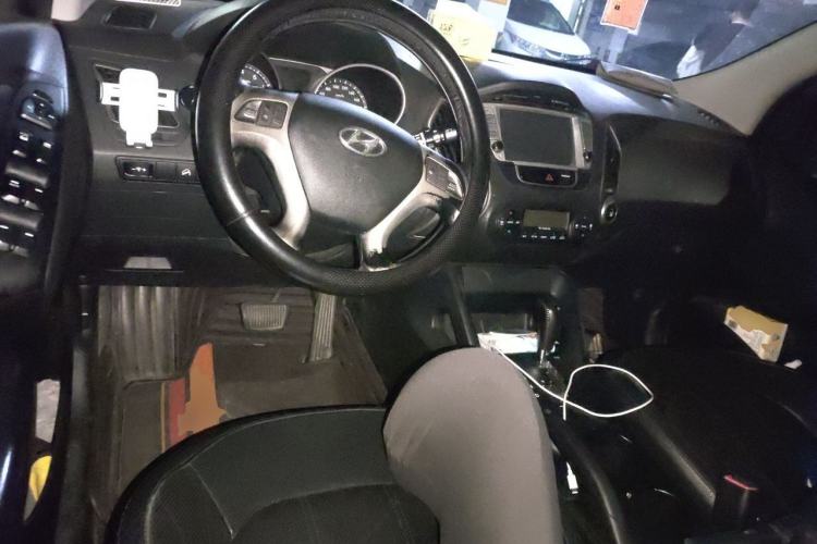 Used Hyundai ix35 2013 2.0L Automatic Two-Wheel Drive Smart GLS China IV Standard Center Console