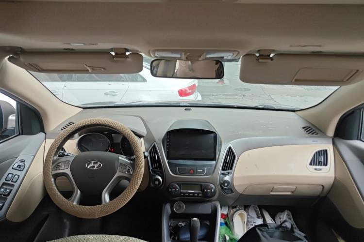 Used Hyundai ix35 2013 2.0L Automatic Two-Wheel Drive Smart GLS China IV Standard Center Console