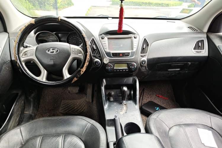 Used Hyundai ix35 2013 2.0L Automatic Two-Wheel Drive Smart GLS China IV Standard Center Console