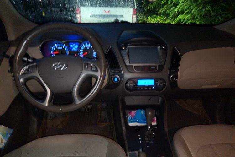 Used Hyundai ix35 2013 2.0L Automatic Two-Wheel Drive Smart GLS China IV Standard Center Console