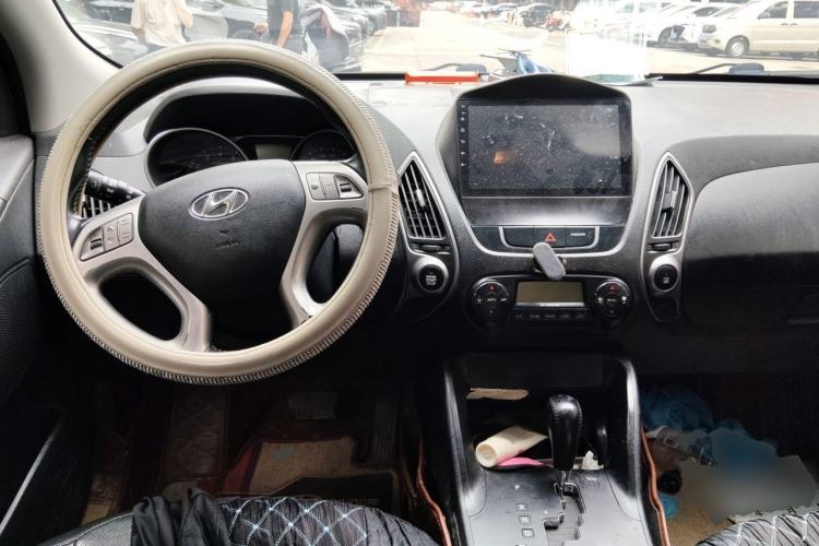 Used Hyundai ix35 2013 2.0L Automatic Two-Wheel Drive Smart GLS China IV Standard Center Console