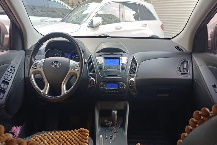 Used Hyundai ix35 2013 2.0L Automatic Two-Wheel Drive Smart GLS China IV Standard Center Console