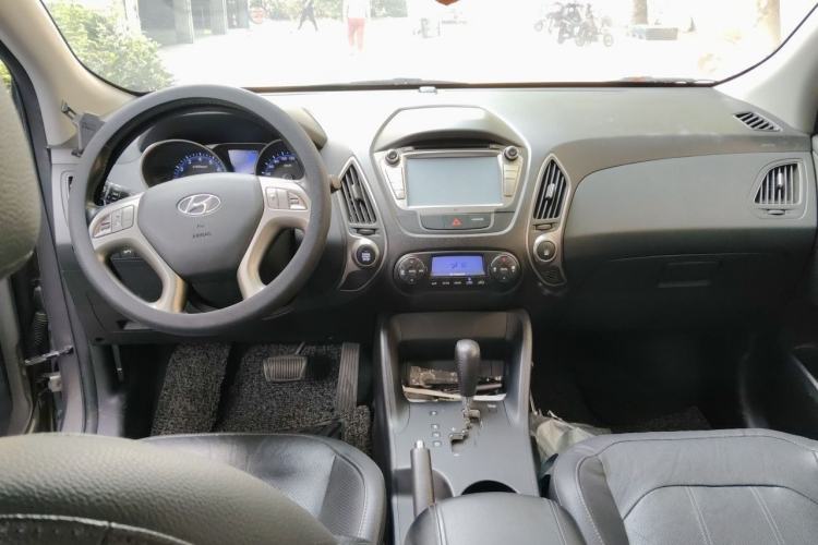 Used Hyundai ix35 2013 2.0L Automatic Two-Wheel Drive Smart GLS China IV Standard Center Console