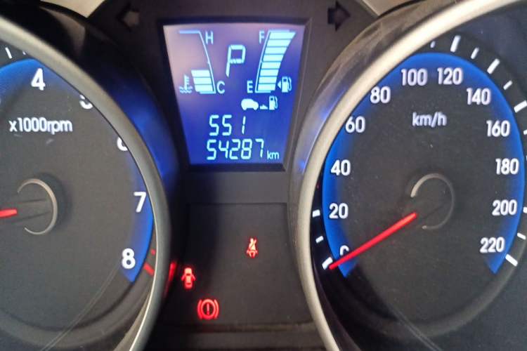 Used Hyundai ix35 2013 2.0L Automatic Two-Wheel Drive Smart GLS China IV Standard Odometer Close Up