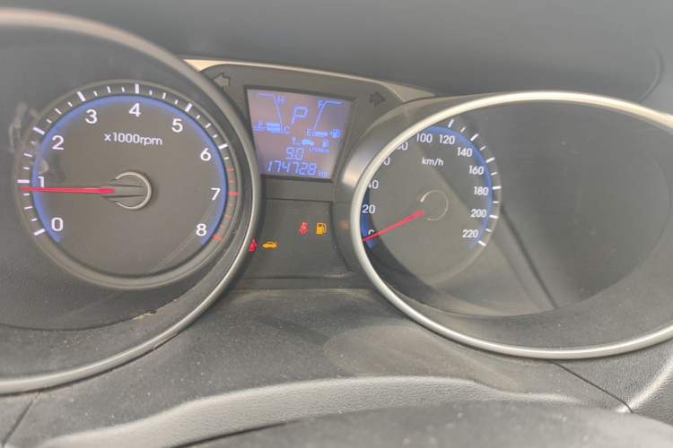 Used Hyundai ix35 2013 2.0L Automatic Two-Wheel Drive Smart GLS China V Standard Odometer Close Up