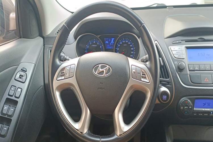 Used Hyundai ix35 2013 2.0L Automatic Two-Wheel Drive Smart GLS China IV Standard Steering Wheel