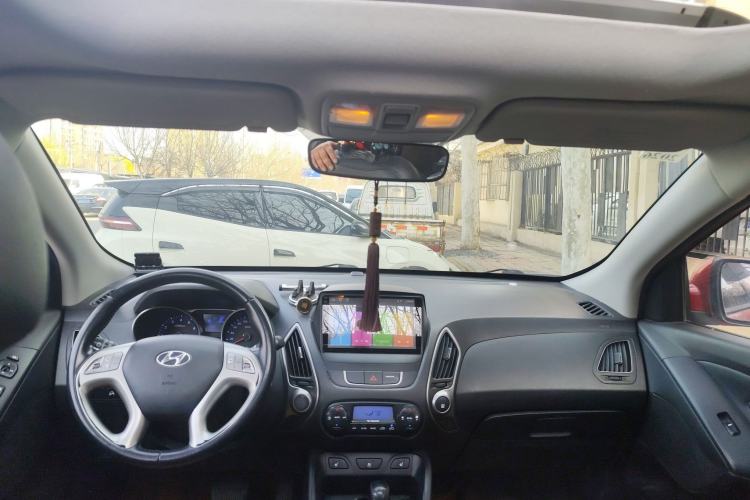 Used Hyundai ix35 2013 2.0L Automatic Two-Wheel Drive Smart GLS China IV Standard Center Console