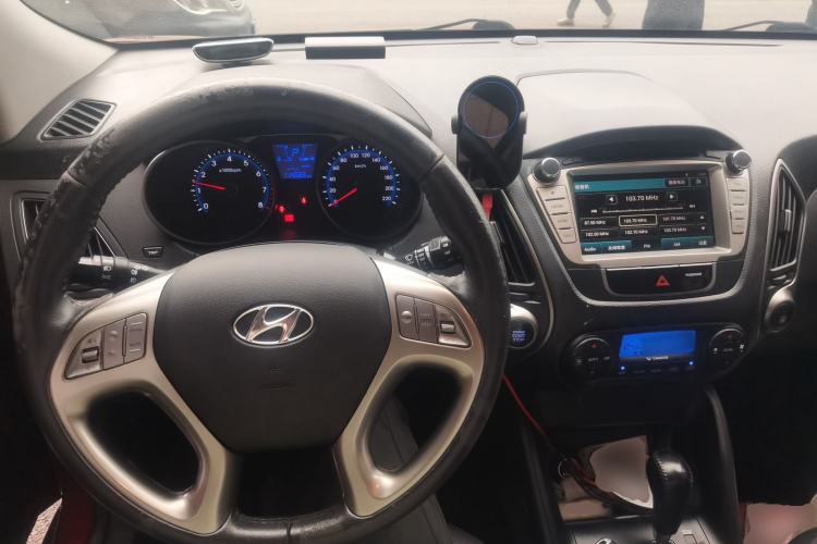 Used Hyundai ix35 2013 2.0L Automatic Two-Wheel Drive Smart GLS China IV Standard Center Console