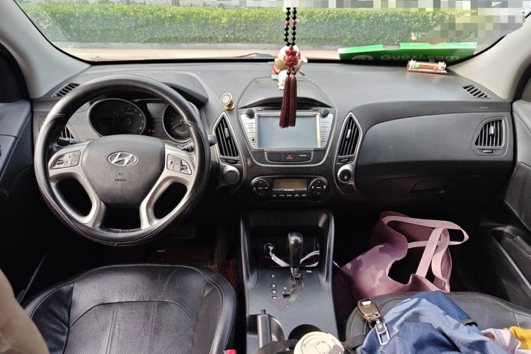 Used Hyundai ix35 2013 2.0L Automatic Two-Wheel Drive Smart GLS China IV Standard Center Console