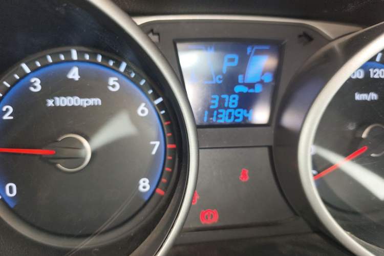 Used Hyundai ix35 2013 2.0L Automatic Two-Wheel Drive Smart GLS China V Standard Odometer Close Up