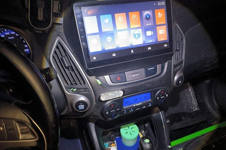 Used Hyundai ix35 2013 2.0L Automatic 4x4 Intelligent GLS China IV Standard Audio And AC Panel