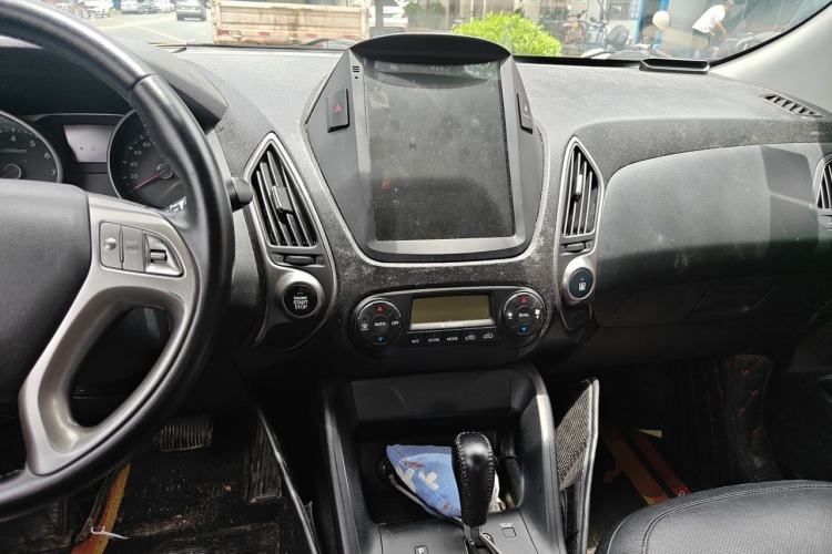 Used Hyundai ix35 2013 2.0L Automatic Two-Wheel Drive Smart GLS China IV Standard Center Console