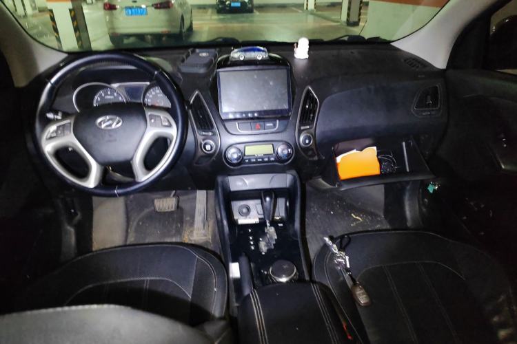 Used Hyundai ix35 2013 2.0L Automatic Two-Wheel Drive Smart GLS China IV Standard Center Console