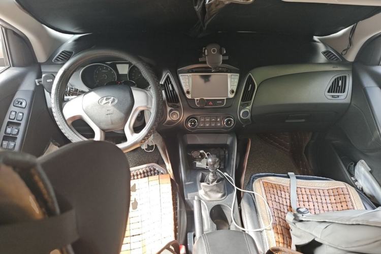 Used Hyundai ix35 2013 2.0L Manual 2WD Comfort GL China IV Standard Center Console