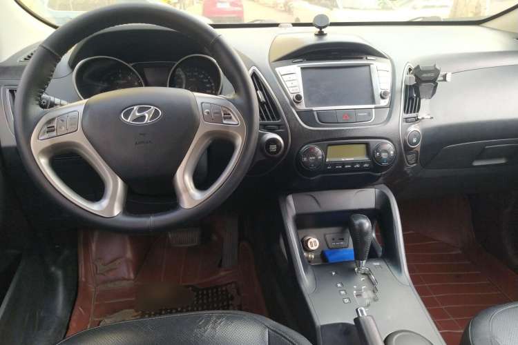 Used Hyundai ix35 2013 2.0L Automatic Two-Wheel Drive Smart GLS China IV Standard Center Console