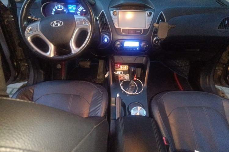 Used Hyundai ix35 2013 2.0L Automatic Two-Wheel Drive Smart GLS China IV Standard Center Console