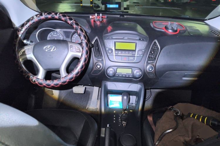 Used Hyundai ix35 2013 2.0L Automatic Two-Wheel Drive Smart GLS China IV Standard Center Console