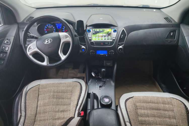 Used Hyundai ix35 2013 2.0L Automatic Two-Wheel Drive Smart GLS China IV Standard Center Console