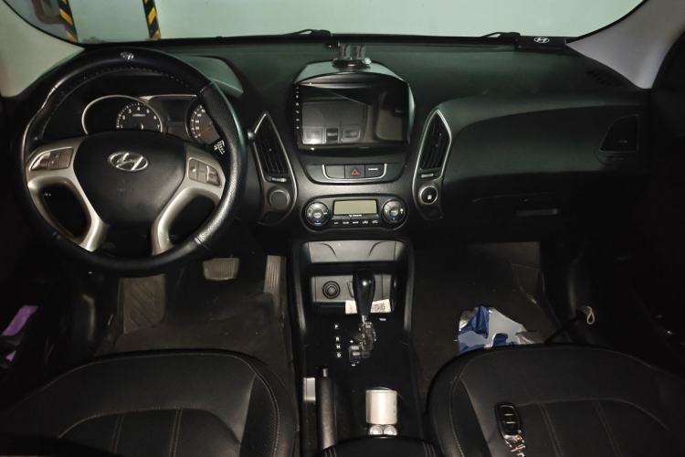 Used Hyundai ix35 2013 2.0L Automatic Two-Wheel Drive Smart GLS China IV Standard Center Console