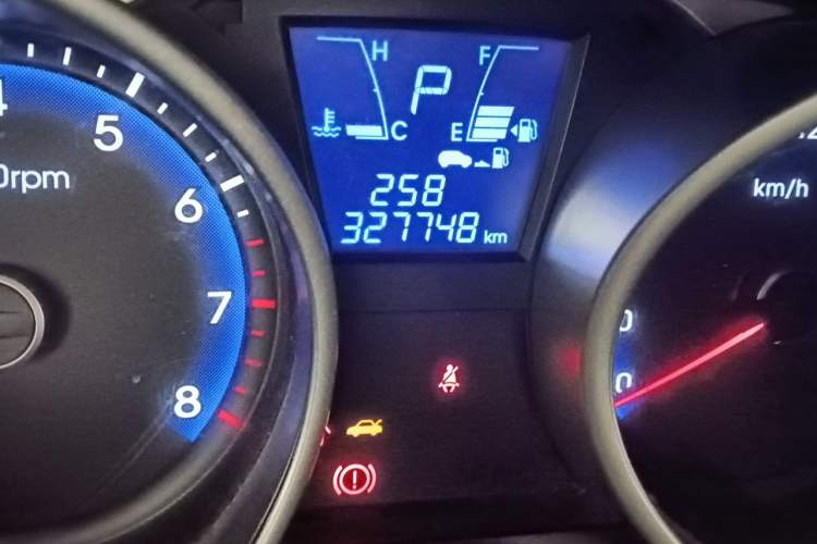 Used Hyundai ix35 2013 2.0L Automatic Two-Wheel Drive Smart GLS China IV Standard Odometer Close Up