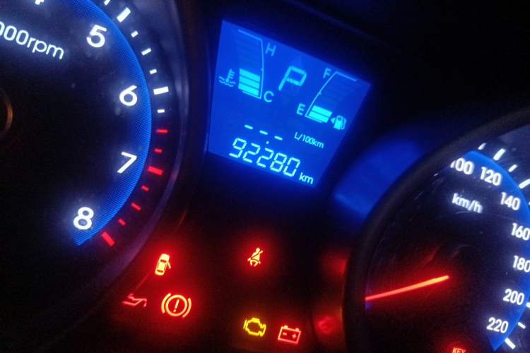Used Hyundai ix35 2013 2.0L Automatic Two-Wheel Drive Smart GLS China IV Standard Odometer Close Up