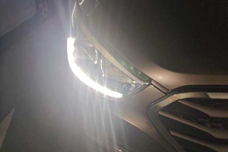 Used Hyundai ix35 2013 2.0L Automatic Two-Wheel Drive Smart GLS China IV Standard Right Front Headlight
