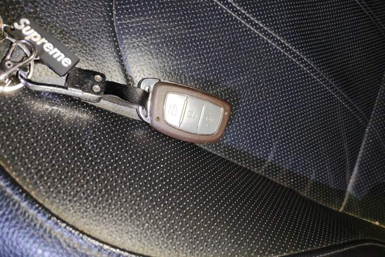 Used Hyundai ix35 2013 2.0L Automatic Two-Wheel Drive Smart GLS China IV Standard Vehicle Key