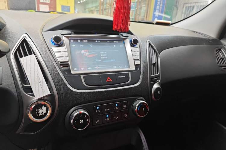 Used Hyundai ix35 2013 2.0L Automatic 2WD Comfort GL China IV Standard Audio And AC Panel