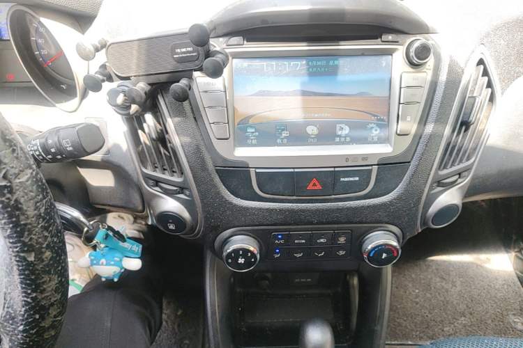 Used Hyundai ix35 2013 2.0L Automatic 2WD Comfort GL China IV Standard Audio And AC Panel