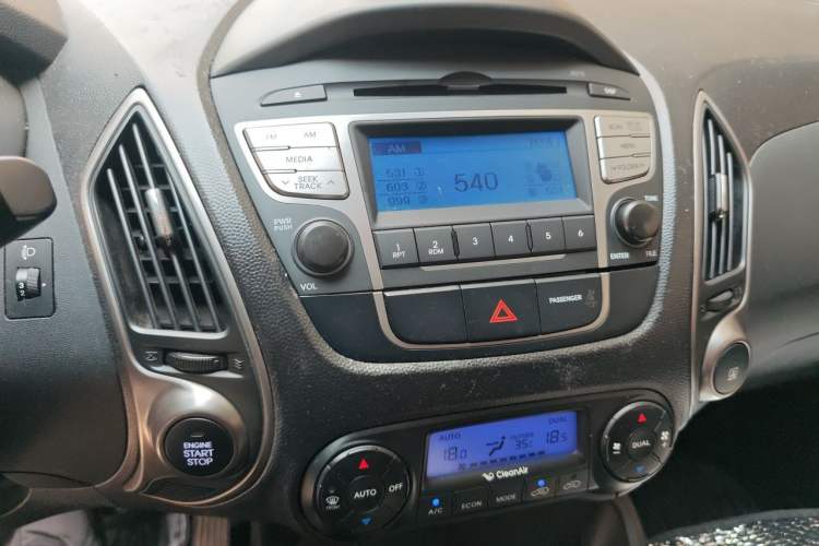 Used Hyundai ix35 2013 2.0L Automatic Two-Wheel Drive Smart GLS China IV Standard Audio And AC Panel